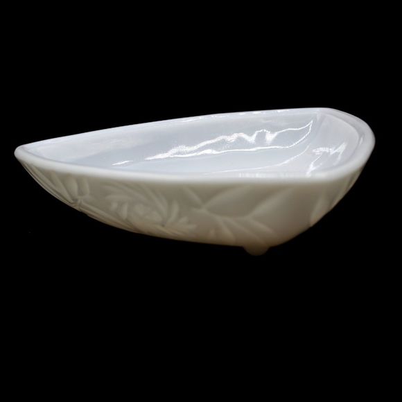 Vintage Hazel Atlas Milk Glass Pinwheel Pattern Triangle Footed Trinket Dish - Picture 4 of 7